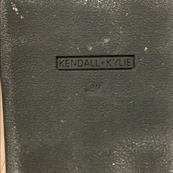 Barely worn kendall and kylie slides - Picture 3 of 4